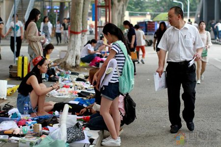 摆地摊一个月真实感受「收入惨淡」